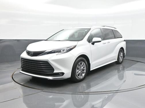 Wind Chill Pearl 2026 Toyota Sienna XLE