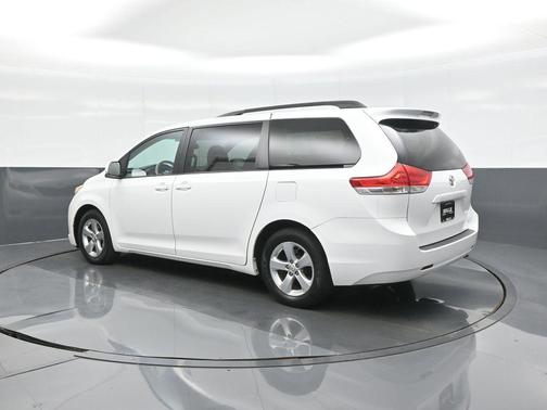 Super White 2014 Toyota Sienna LE