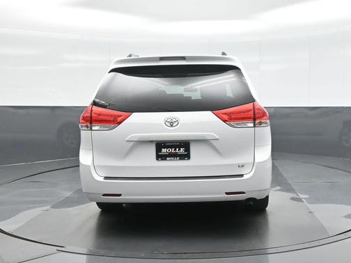 Super White 2014 Toyota Sienna LE