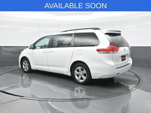 Super White 2014 Toyota Sienna LE