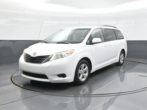 Super White 2014 Toyota Sienna LE