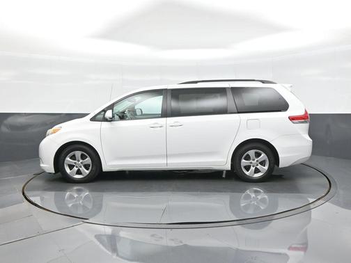 Super White 2014 Toyota Sienna LE
