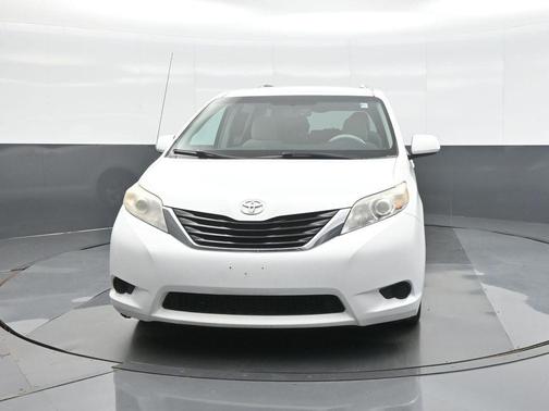 Super White 2014 Toyota Sienna LE