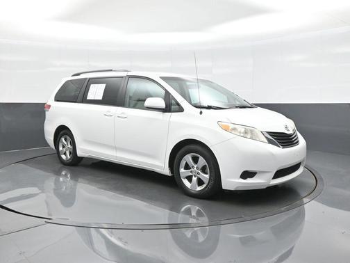 Super White 2014 Toyota Sienna LE
