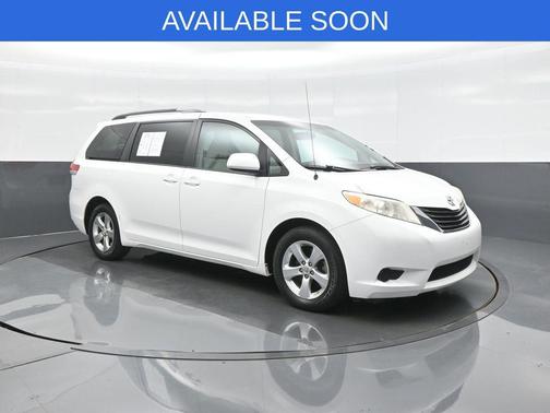 Super White 2014 Toyota Sienna LE