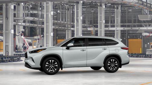 Wind Chill Pearl 2026 Toyota Highlander Hybrid XLE