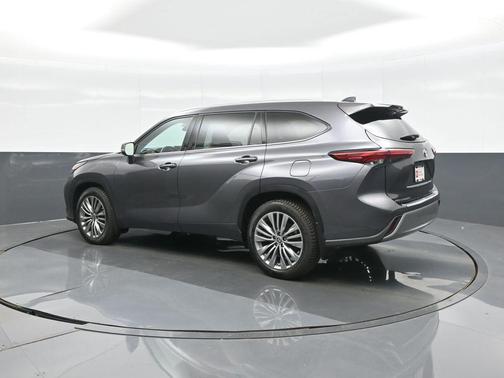 Magnetic Gray Metallic 2021 Toyota Highlander Platinum