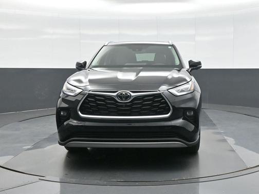 Midnight Black Metallic 2025 Toyota Highlander Hybrid Platinum