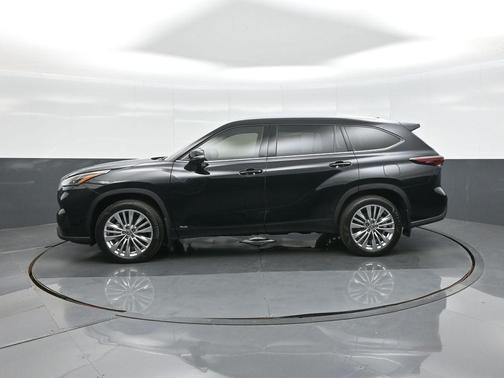 Midnight Black Metallic 2025 Toyota Highlander Hybrid Platinum