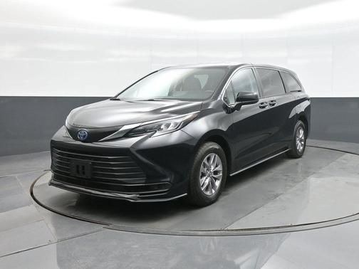 2024 Toyota Sienna LE