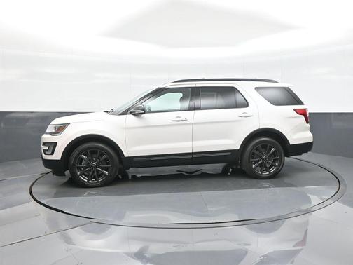 White Platinum Clearcoat Metallic 2017 Ford Explorer XLT