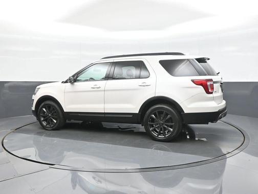 White Platinum Clearcoat Metallic 2017 Ford Explorer XLT