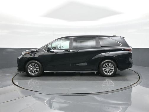 2025 Toyota Sienna LE