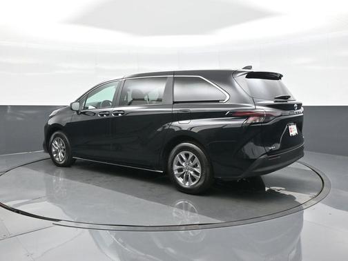 2025 Toyota Sienna LE