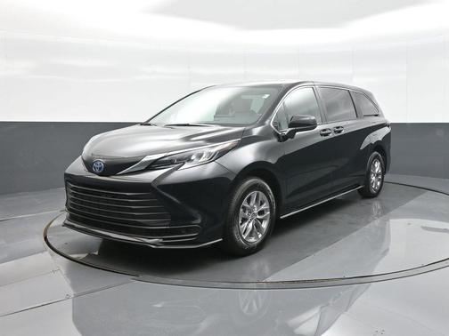 2025 Toyota Sienna LE
