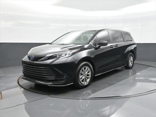 2022 Toyota Sienna LE