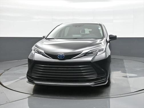 2022 Toyota Sienna LE