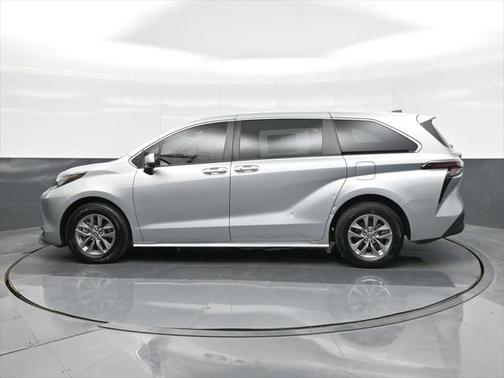 2023 Toyota Sienna LE