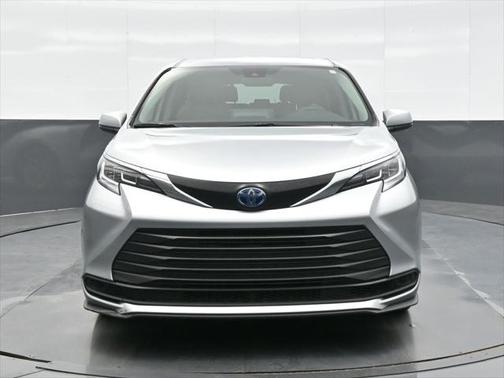 2023 Toyota Sienna LE