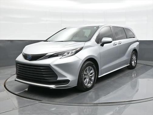 2023 Toyota Sienna LE