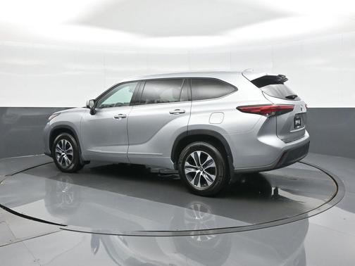 Celestial Silver Metallic 2022 Toyota Highlander XLE