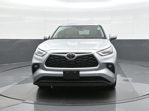 Celestial Silver Metallic 2022 Toyota Highlander XLE