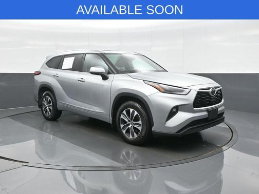Celestial Silver Metallic 2022 Toyota Highlander XLE