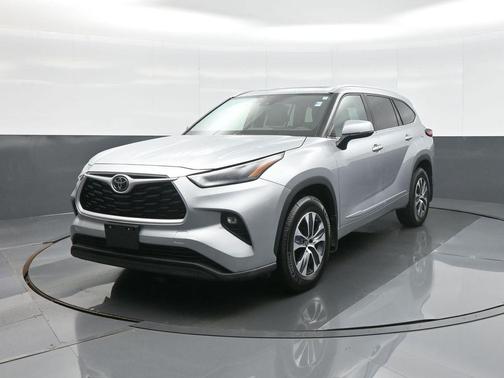 Celestial Silver Metallic 2022 Toyota Highlander XLE