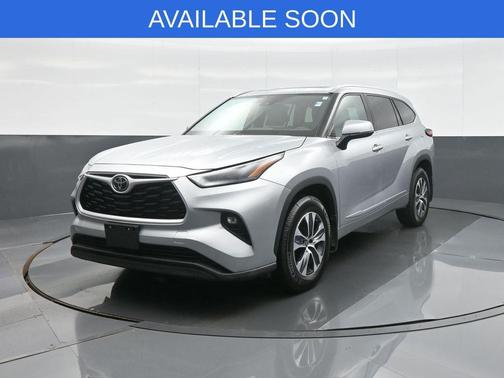 Celestial Silver Metallic 2022 Toyota Highlander XLE