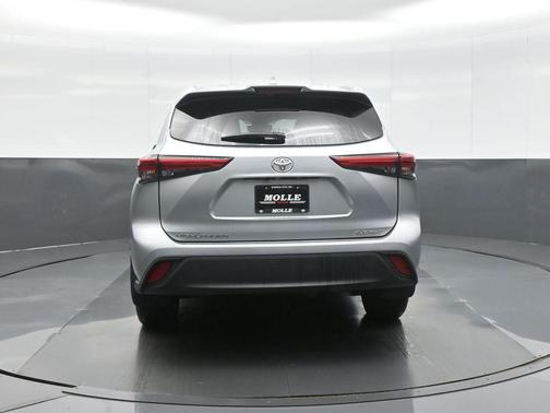 Celestial Silver Metallic 2022 Toyota Highlander XLE
