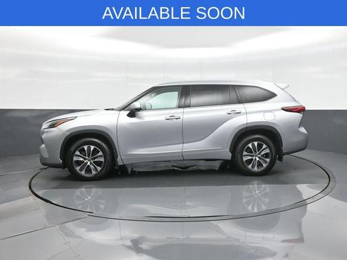 Celestial Silver Metallic 2022 Toyota Highlander XLE