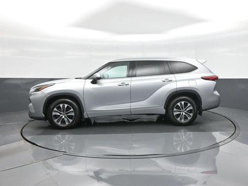 Celestial Silver Metallic 2022 Toyota Highlander XLE