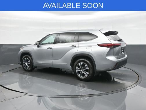 Celestial Silver Metallic 2022 Toyota Highlander XLE
