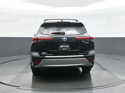 2023 Toyota Highlander Hybrid Platinum