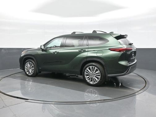 2023 Toyota Highlander Hybrid Platinum