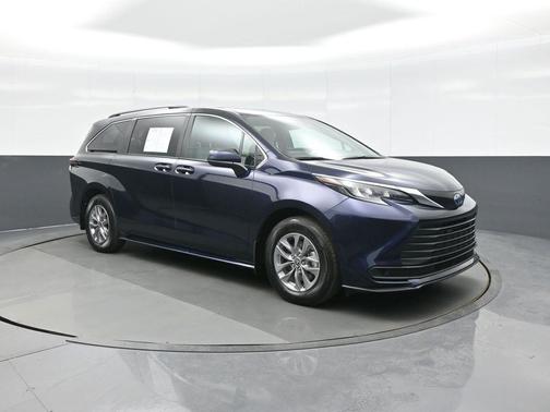 2025 Toyota Sienna LE