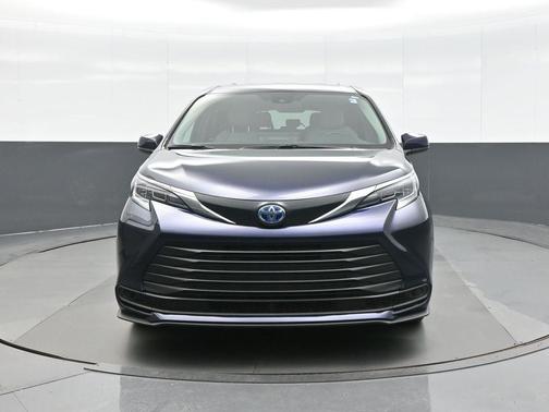 2025 Toyota Sienna LE