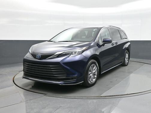 2025 Toyota Sienna LE