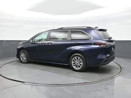 2025 Toyota Sienna LE