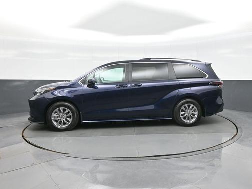 2025 Toyota Sienna LE