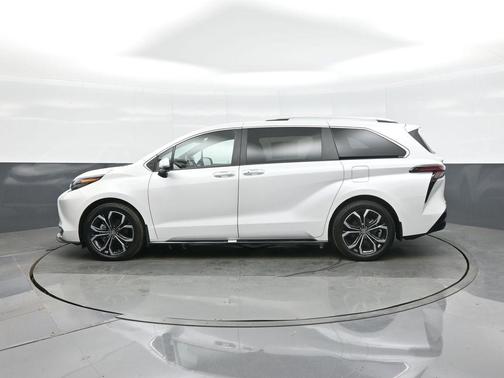 2025 Toyota Sienna Platinum 7 Passenger
