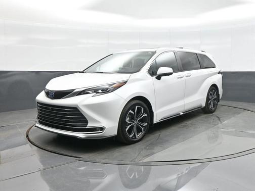 2025 Toyota Sienna Platinum 7 Passenger
