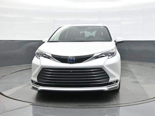 2025 Toyota Sienna Platinum 7 Passenger