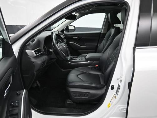 Wind Chill Pearl 2022 Toyota Highlander XLE