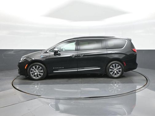 Brilliant Black Crystal Pearlcoat 2023 Chrysler Pacifica L