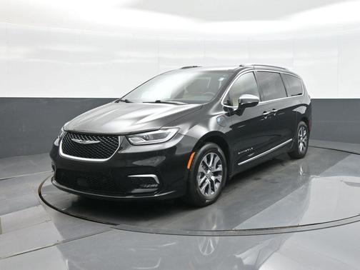 Brilliant Black Crystal Pearlcoat 2023 Chrysler Pacifica L