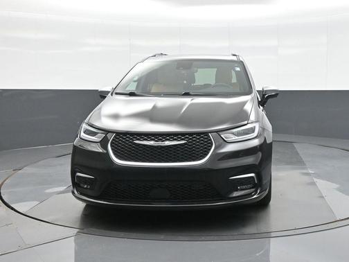 Brilliant Black Crystal Pearlcoat 2023 Chrysler Pacifica L
