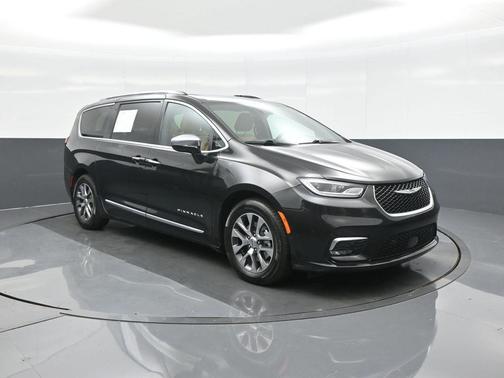 Brilliant Black Crystal Pearlcoat 2023 Chrysler Pacifica L