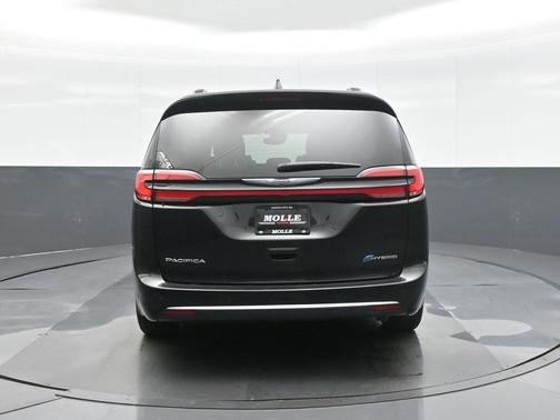 Brilliant Black Crystal Pearlcoat 2023 Chrysler Pacifica L