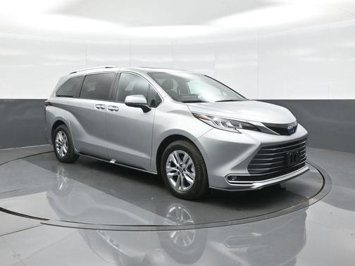 Celestial Silver Metallic 2025 Toyota Sienna Limited